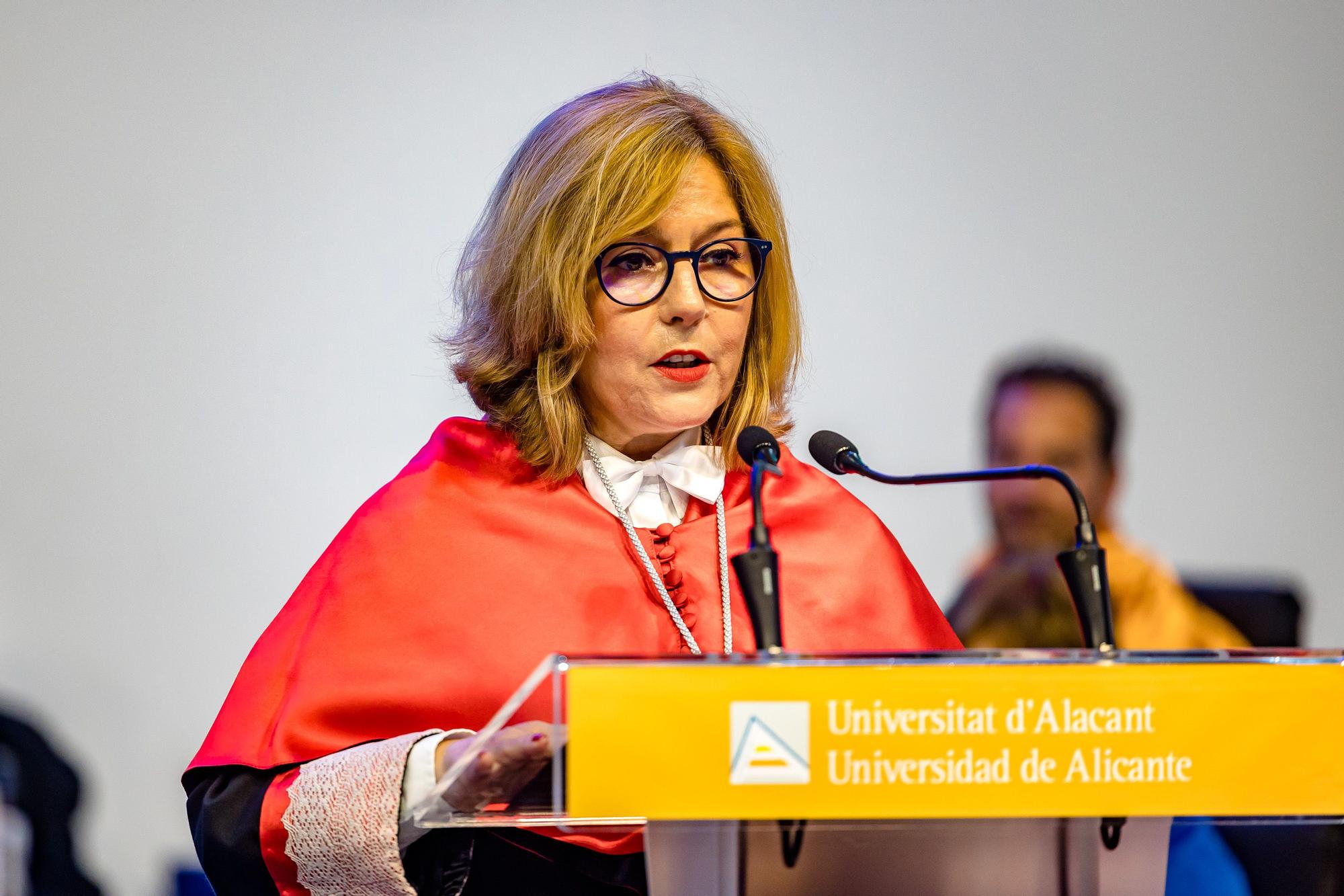 Amparo Navarro reivindica la "escuela de negocios" de la UA en la apertura del curso