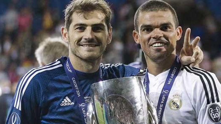 Casillas, con Pepe y el trofeo.