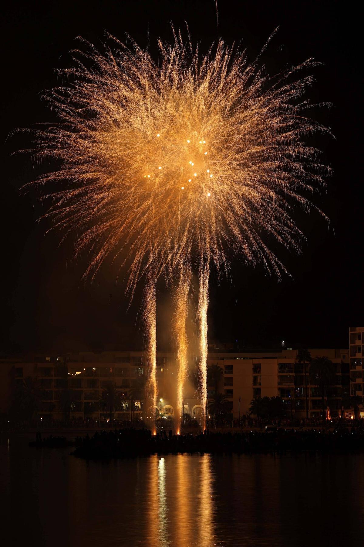 Mira aquí todas las fotos de los fuegos artificiales en ses Figueretes Mira aquí todas las fotos de los fuegos artificiales en ses Figueretes