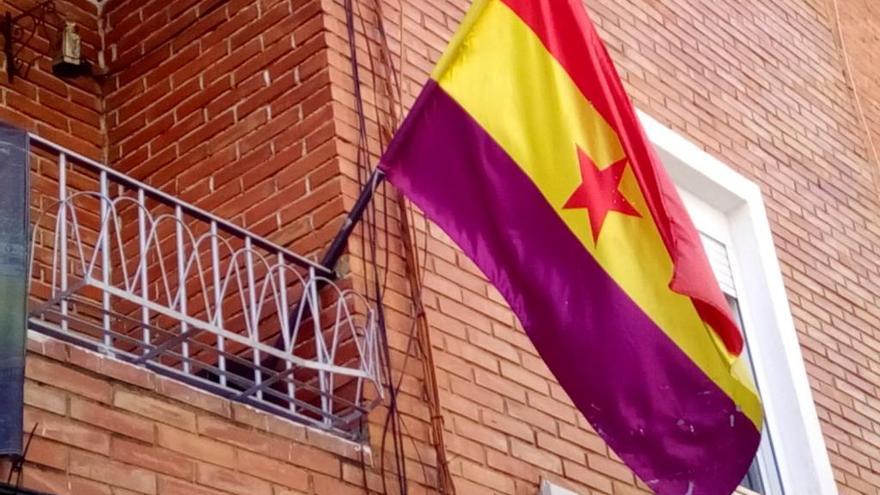 Atacan un balcón con bolas de fuego para quemar  una bandera republicana