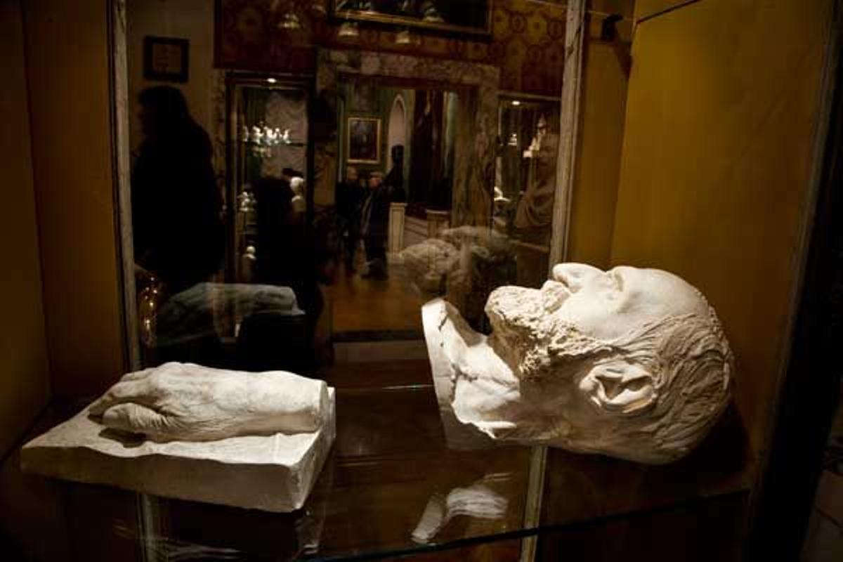 Busto y mano de Giuseppe Verdi realizados post mórtem, en el Museo del Teatro de La Scala.