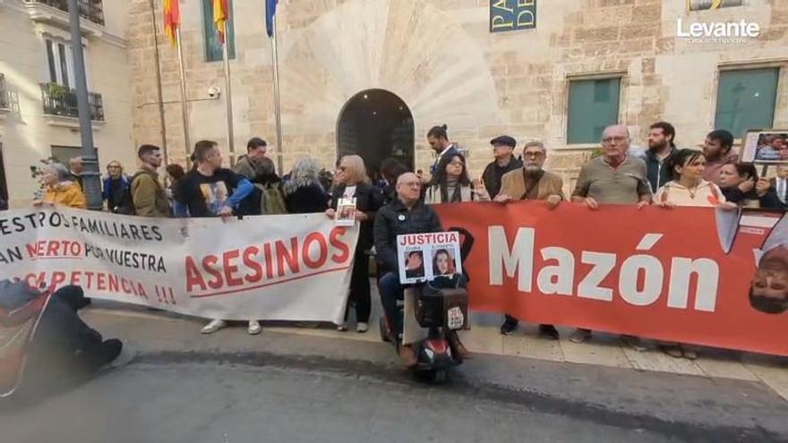 Las víctimas de la dana se manifiestan ante las Corts antes de la comisión