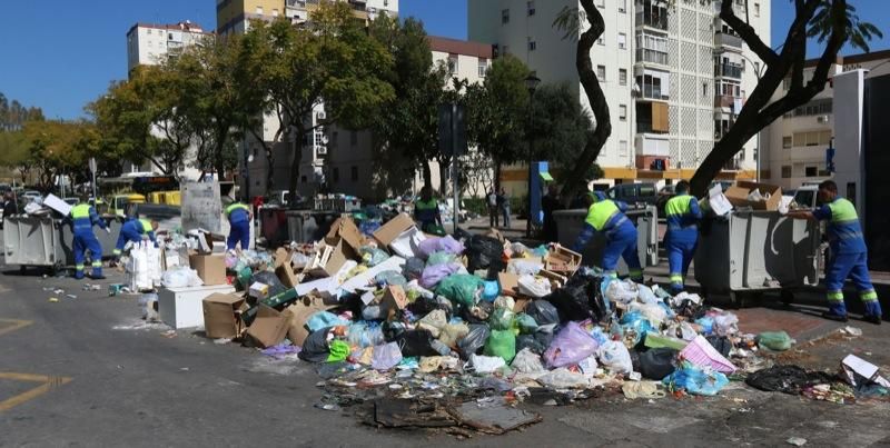 Recogida de basura en La Palmilla.