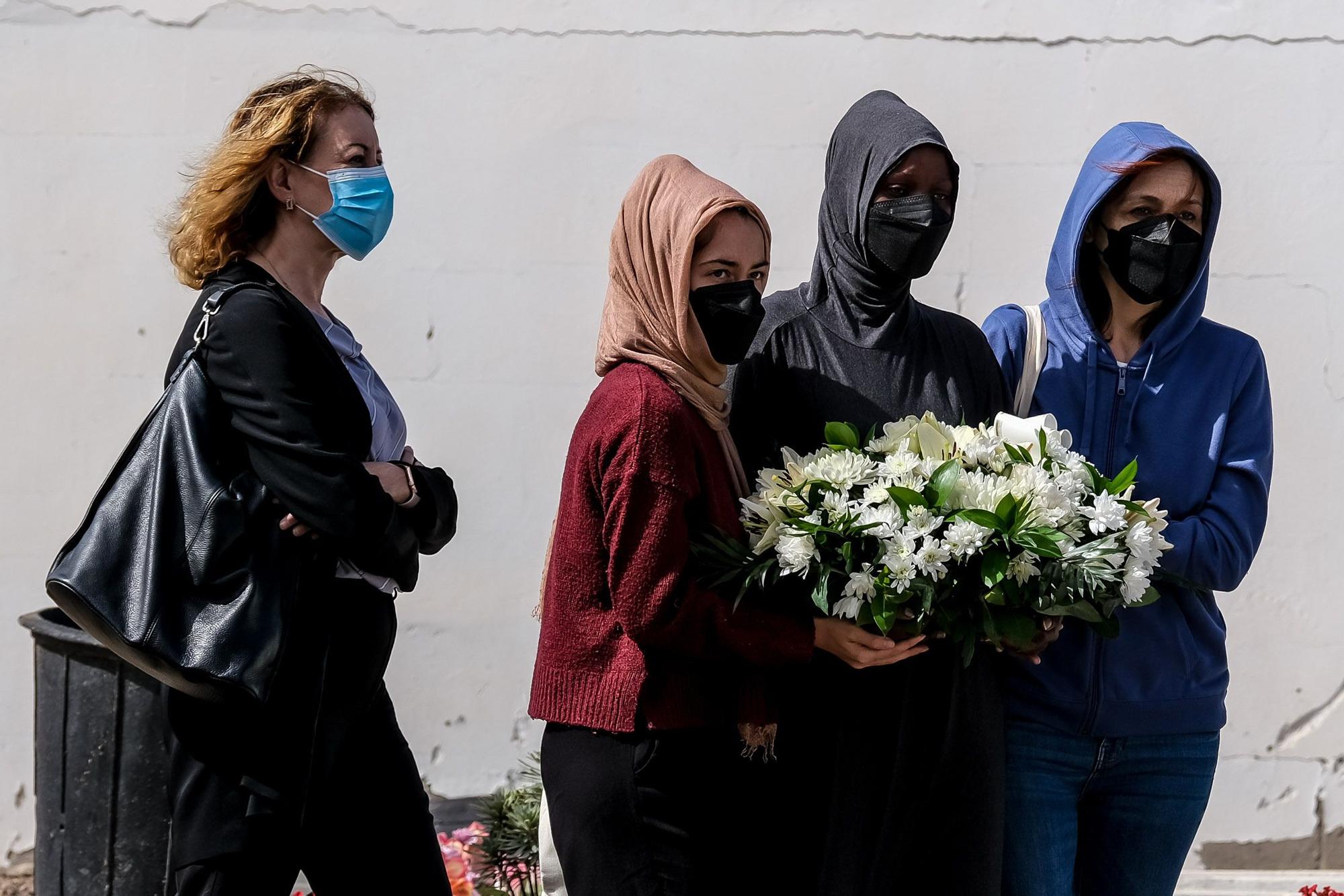 Entierro de la niña marfileña Yamila en San Lázaro