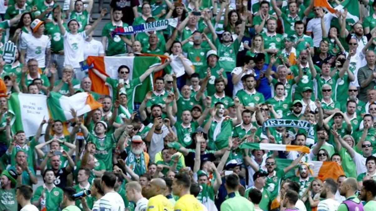 La afición de Irlanda, despidiendo a sus jugadores con cánticos tras la eliminación ante Francia