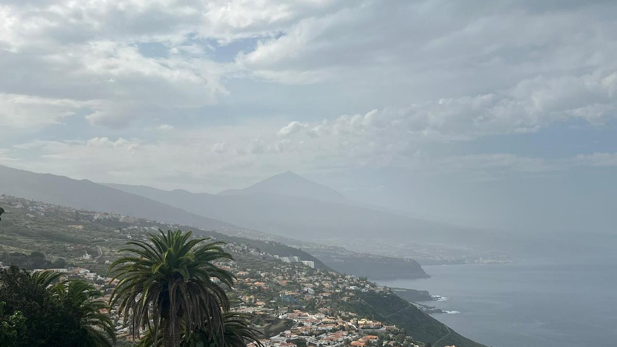 Vista del Teide desde El Sauzal con la calima