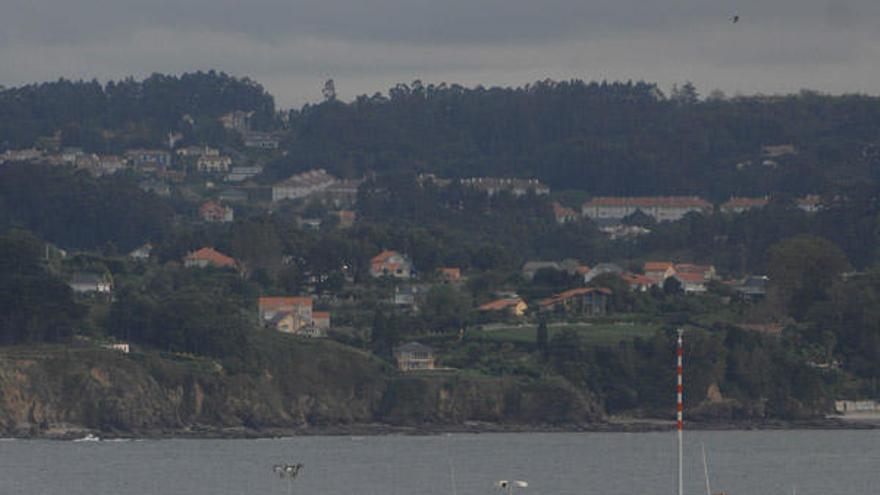 Flota pesquera amarrada en el puerto coruñés de Oza. / juan varela