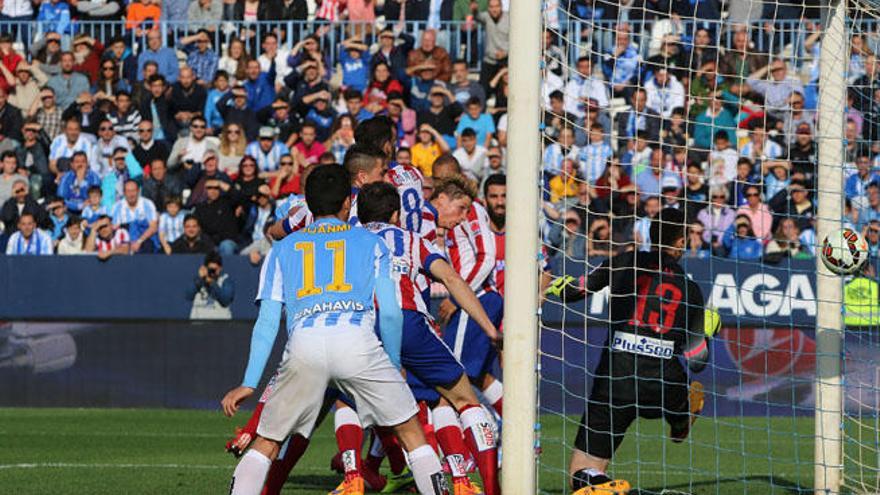 Fernando Torres anotó en propia puerta el primer gol del Málaga.