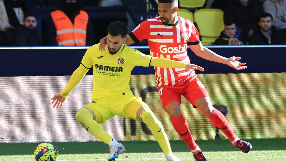 Herrera pressiona Baena durant el Vila-real-Girona de la primera volta