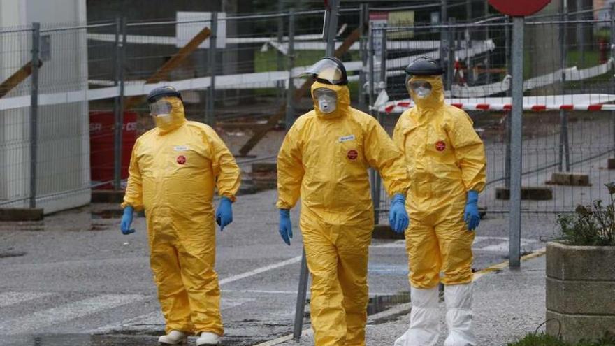 Equipo médico espera la llegada de la ambulancia con el paciente aislado en Vigo.