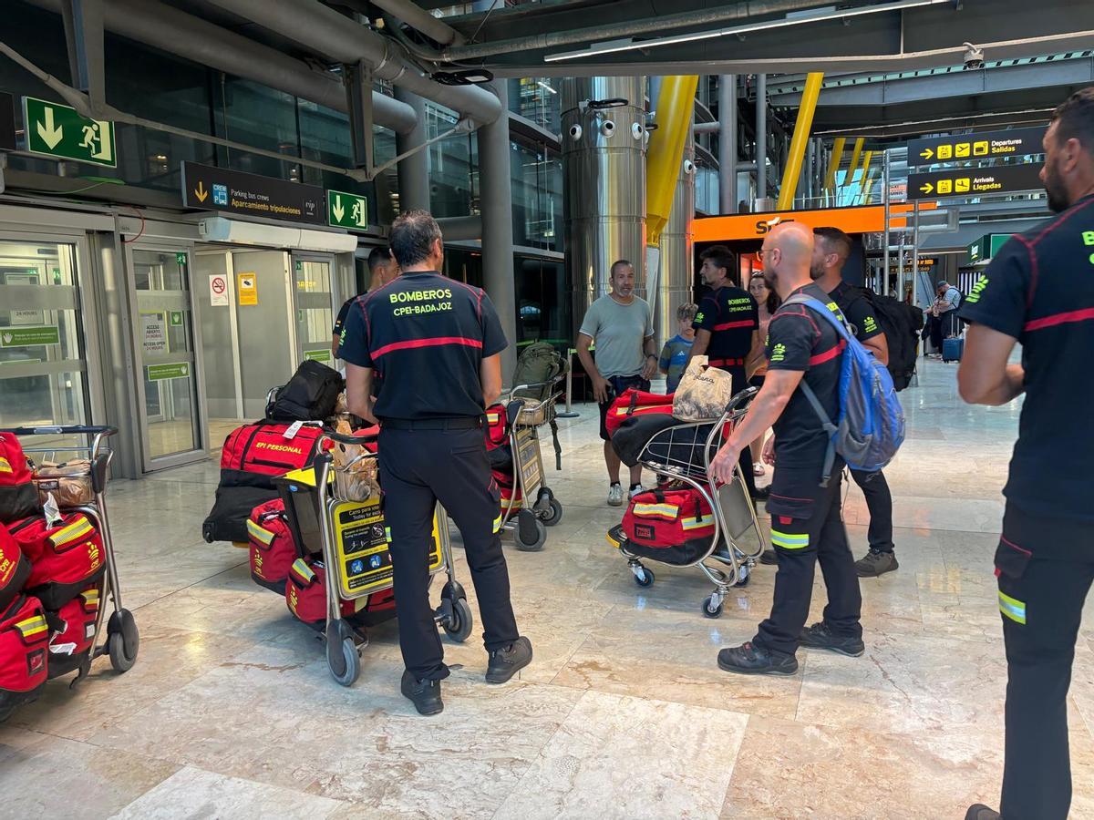 FOTOGALERÍA | Los bomberos de la Diputación de Badajoz regresan de Venezuela tras siete días de rescate.