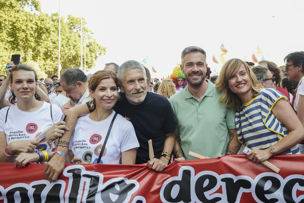 El ministro del Interior Fernando Grande Marlaska (c), el portavoz del PSOE Felipe Sicilia (2d), y la ministra de Educación Pilar Alegría (d), durante la manifestación del Orgullo 2022, que este sábado se ha celebrado en Madrid bajo el lema “Frente al odio: visibilidad, orgullo y resiliencia”.EFE / Luca Piergiovanni