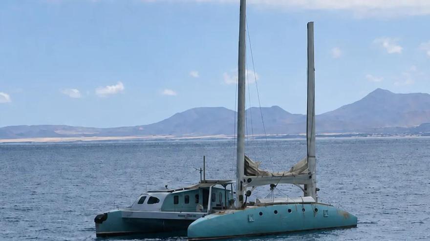 El misterioso velero de Corralejo que arrastra una historia de desaparición y choque