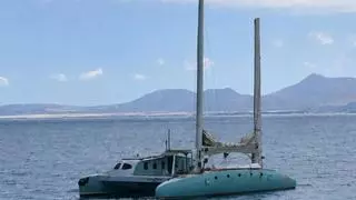 El misterioso velero de Corralejo que arrastra una historia de desaparición y choque