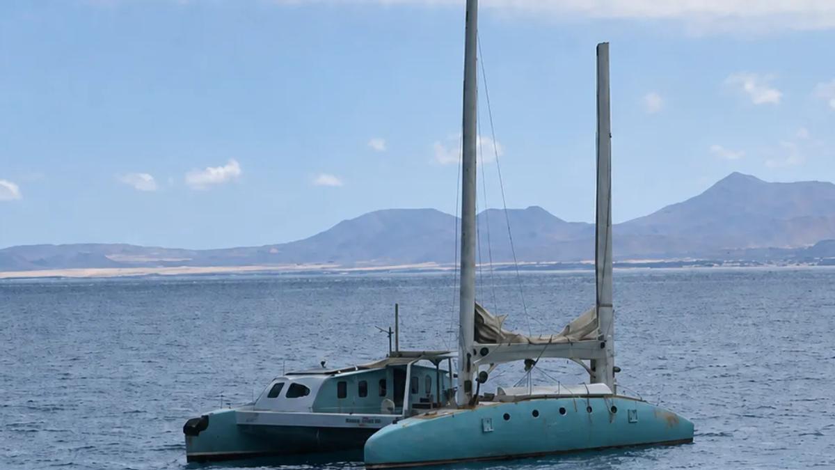 El misterioso velero de Corralejo que arrastra una historia de desaparición y choque