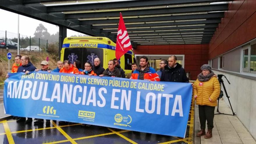 Los trabajadores de ambulancias se concentran ante el Hospital do Salnés en protesta por la falta de convenio y la situación crítica del servicio