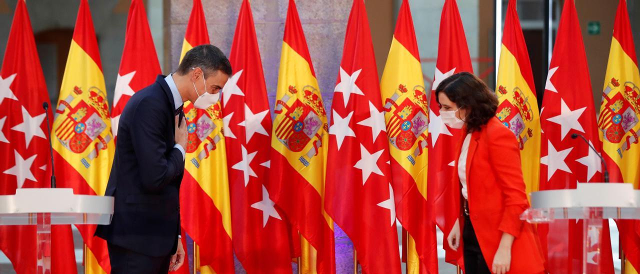 Pedro Sánchez e Isabel Ayuso, en la sede del Gobierno de Madrid, en septiembre de 2020.