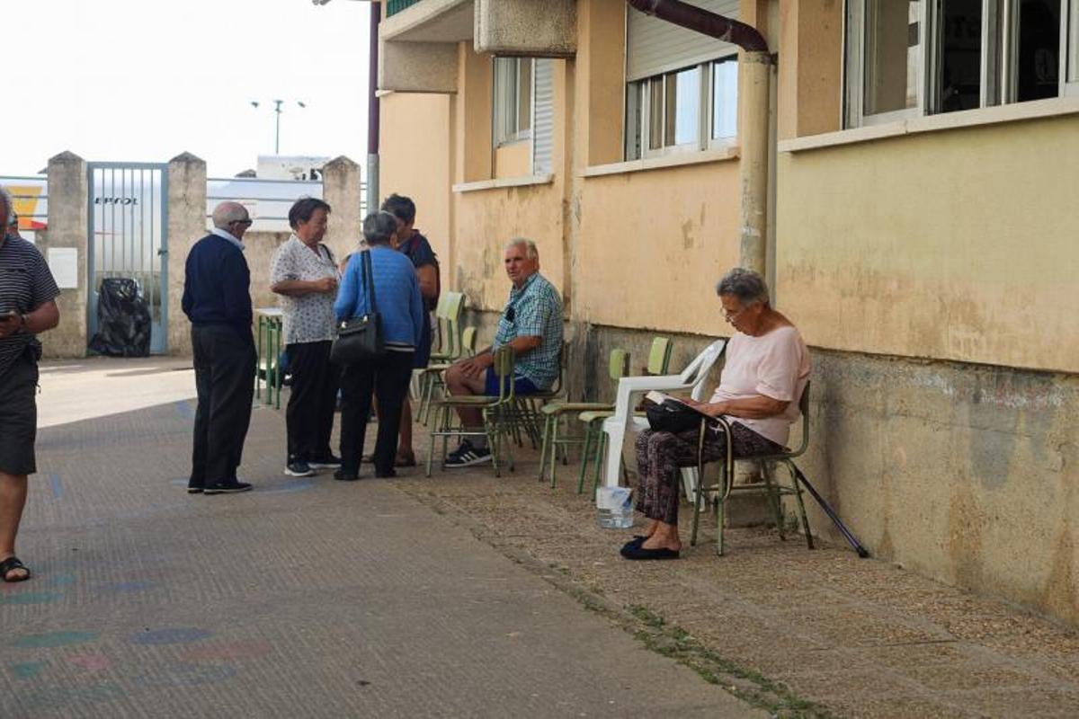 Más de 300 personas pasan la noche en los pabellones habilitados como albergue en Bermillo de Sayago