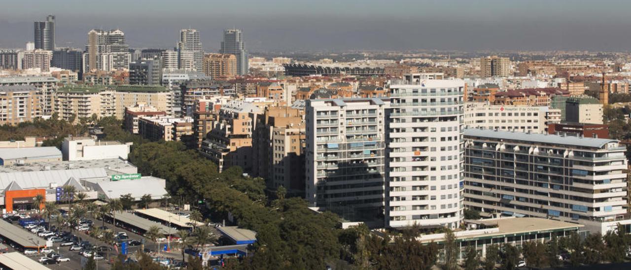 El coche eléctrico solo es   una parte de la solución en València