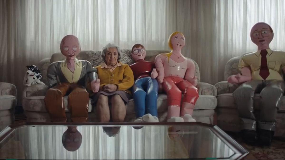 'Familias hinchables', la campaña de Grandes Amigos contra la soledad de las personas mayores