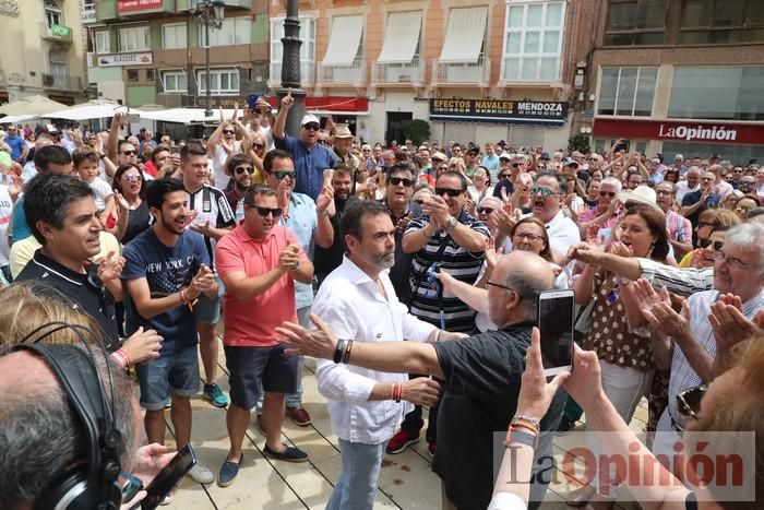 Cientos de personas protestan frente al Ayuntamiento de Cartagena por el pacto entre PP, PSOE y Cs