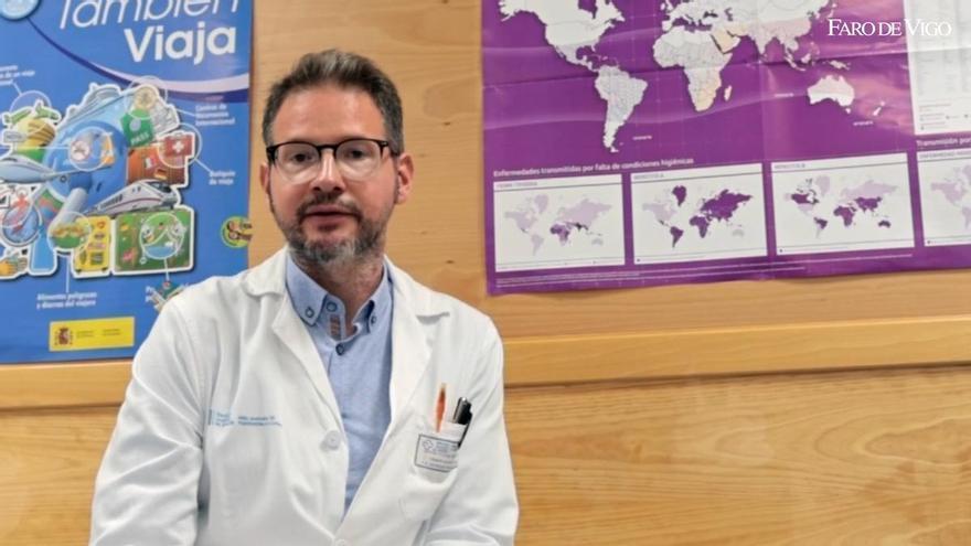 Miguel Servia explica los servicios que presta el Centro de Vacunación Internacional del Hospital do Salnés