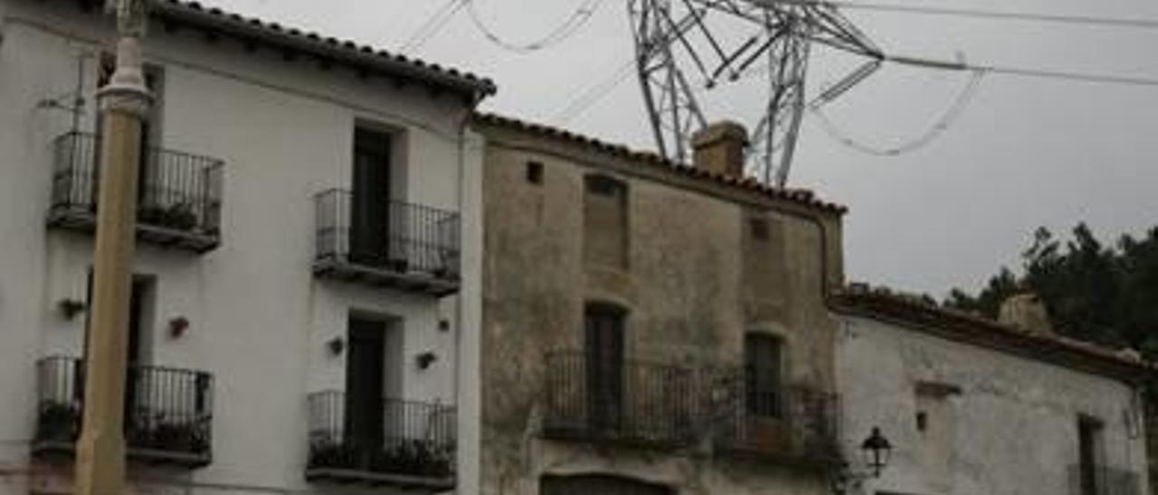 Torres de tensión eléctrica a su paso por el Coll d&#039;Ares.