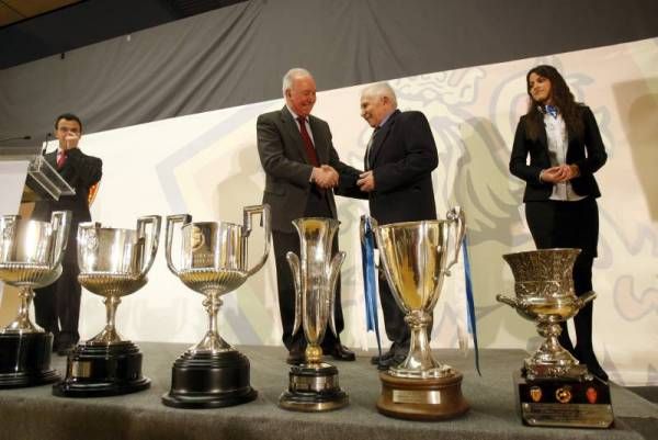 Entrega de las insignias de oro a los abonados veteranos del Real Zaragoza