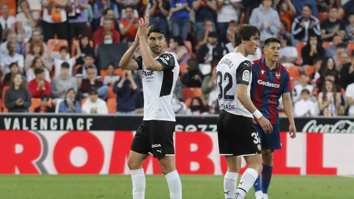 Carlos Soler recibe el cariño de Mestalla tras el Derbi