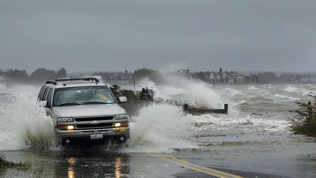 Un coche atraviesa un tramo inundado por los efectos del huracán 'Sandy' en Southampton, Nueva York.