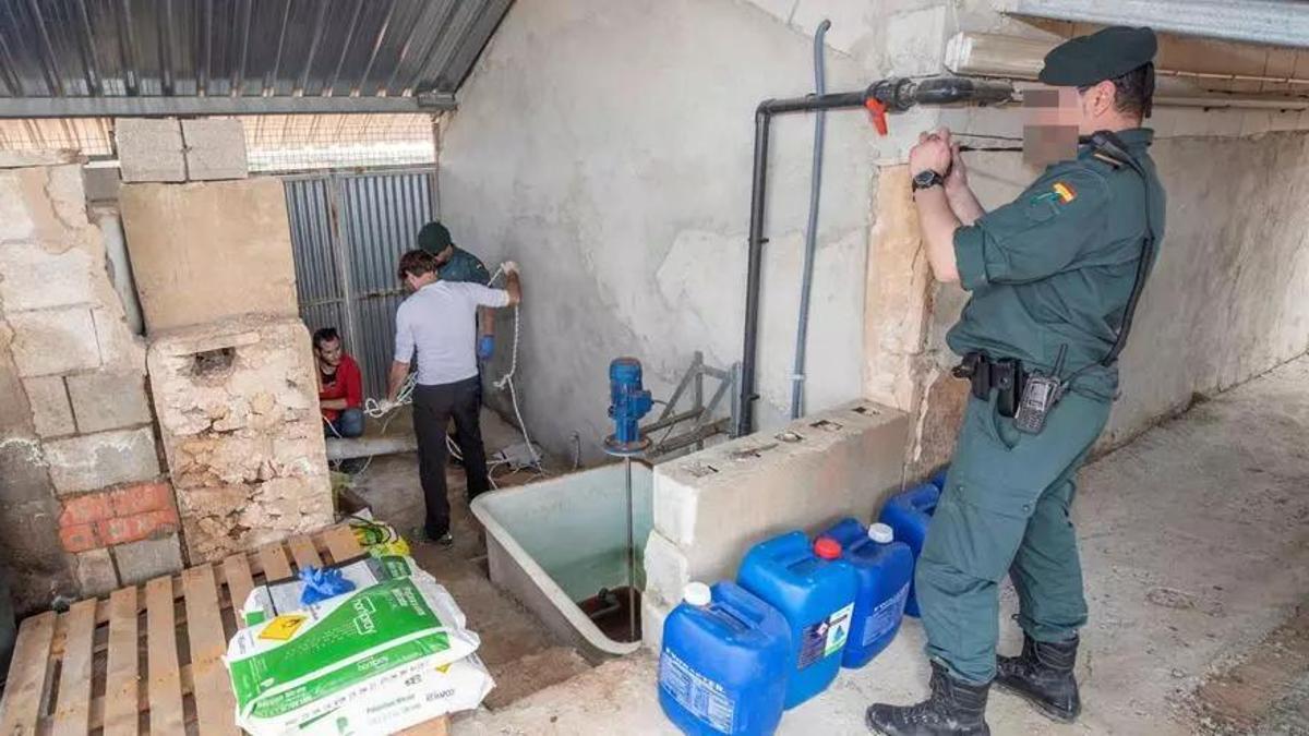 Agentes de la Guardia Civil y técnicos inspeccionan en 2021 una desalobradora en Cartagena