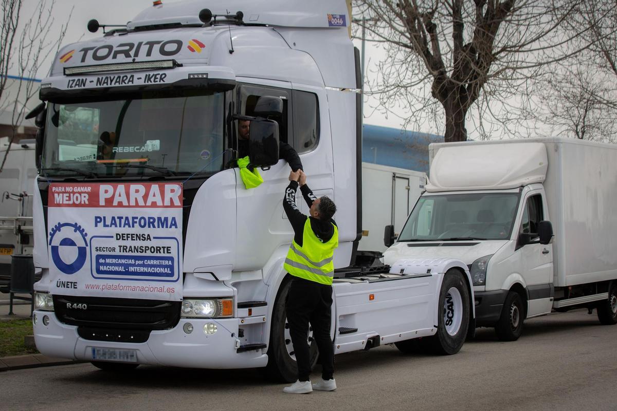 El Gobierno acuerda un plan con la patronal del transporte para bonificar con 500 millones de euros el gasóleo