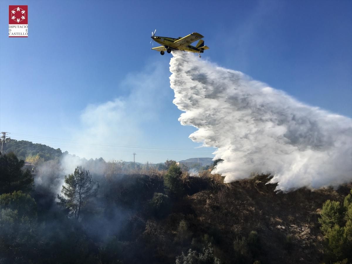 Incendio tras caer un camión por un barranco en l'Alcora