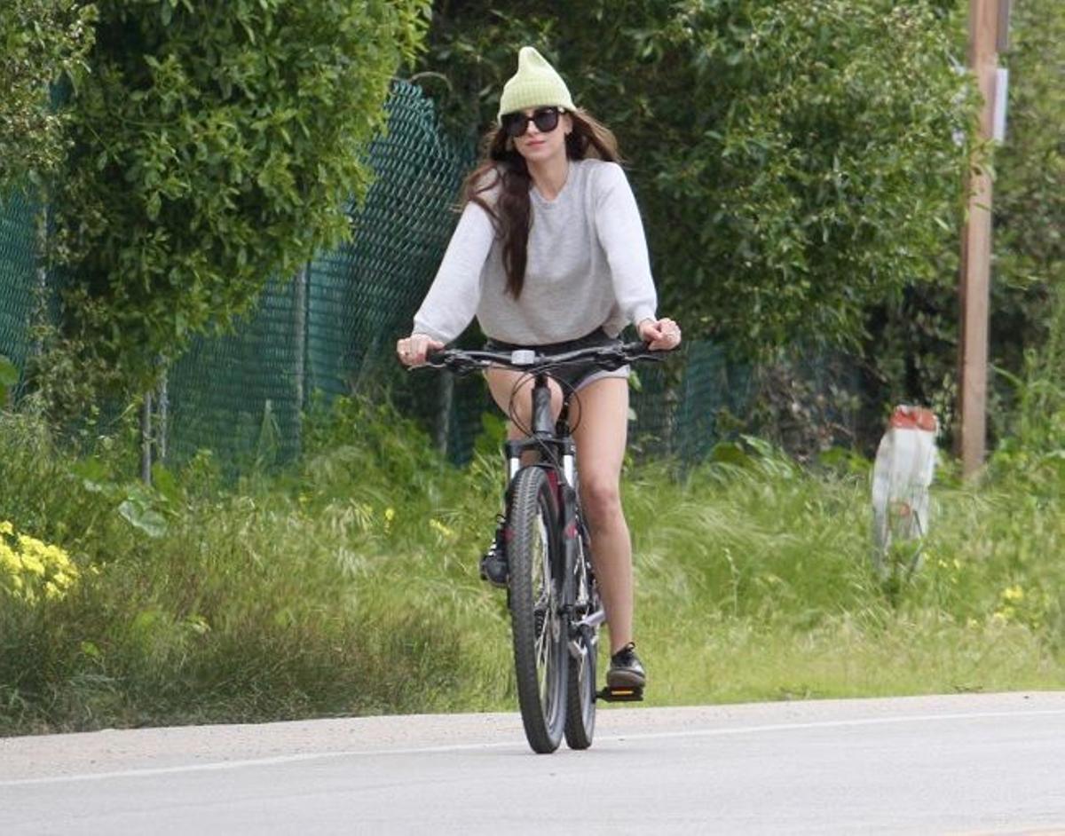 Dakota Johnson con look 'sporty' durante la cuarentena