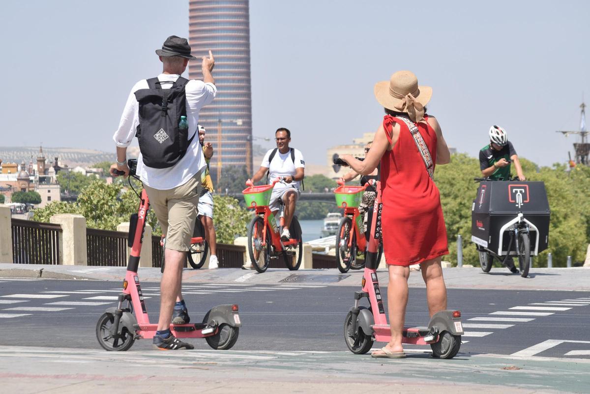 Turistas Patinetes eléctricos Bicicletas Sevilla Calor Verano