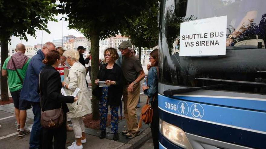 El décimo crucero de la temporada trajo 650 turistas a Gijón