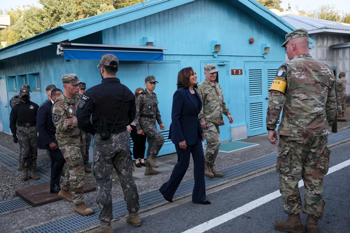 La vicepresidenta de EE. UU., Kamala Harris, se encuentra en un puesto de observación militar mientras visita la zona desmilitarizada (DMZ) que separa Corea del Norte y Corea del Sur, en Panmunjom el 29 de septiembre de 2022