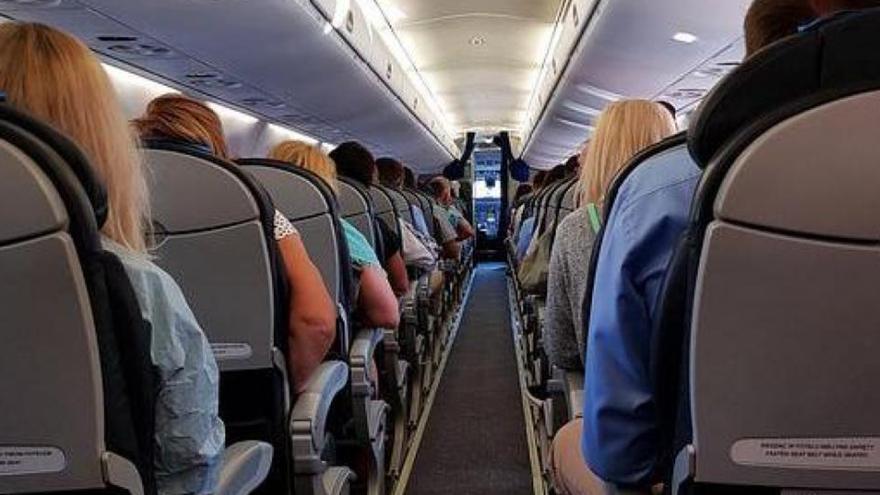 Salva la vida de una mujer en un avión que iba a Gran Canaria