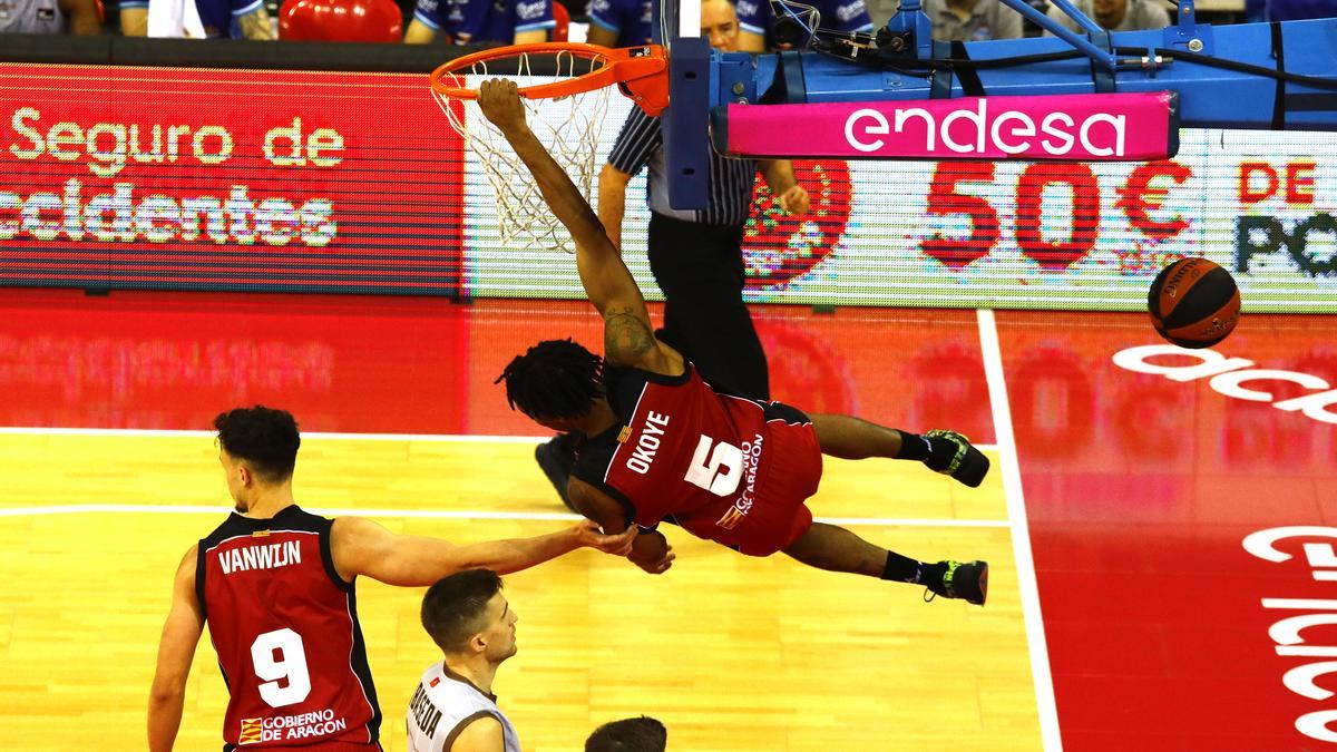 Okoye se cuelga del aro durante el partido ante el Burgos.