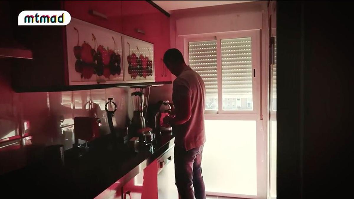 Christofer en la cocina de su casa