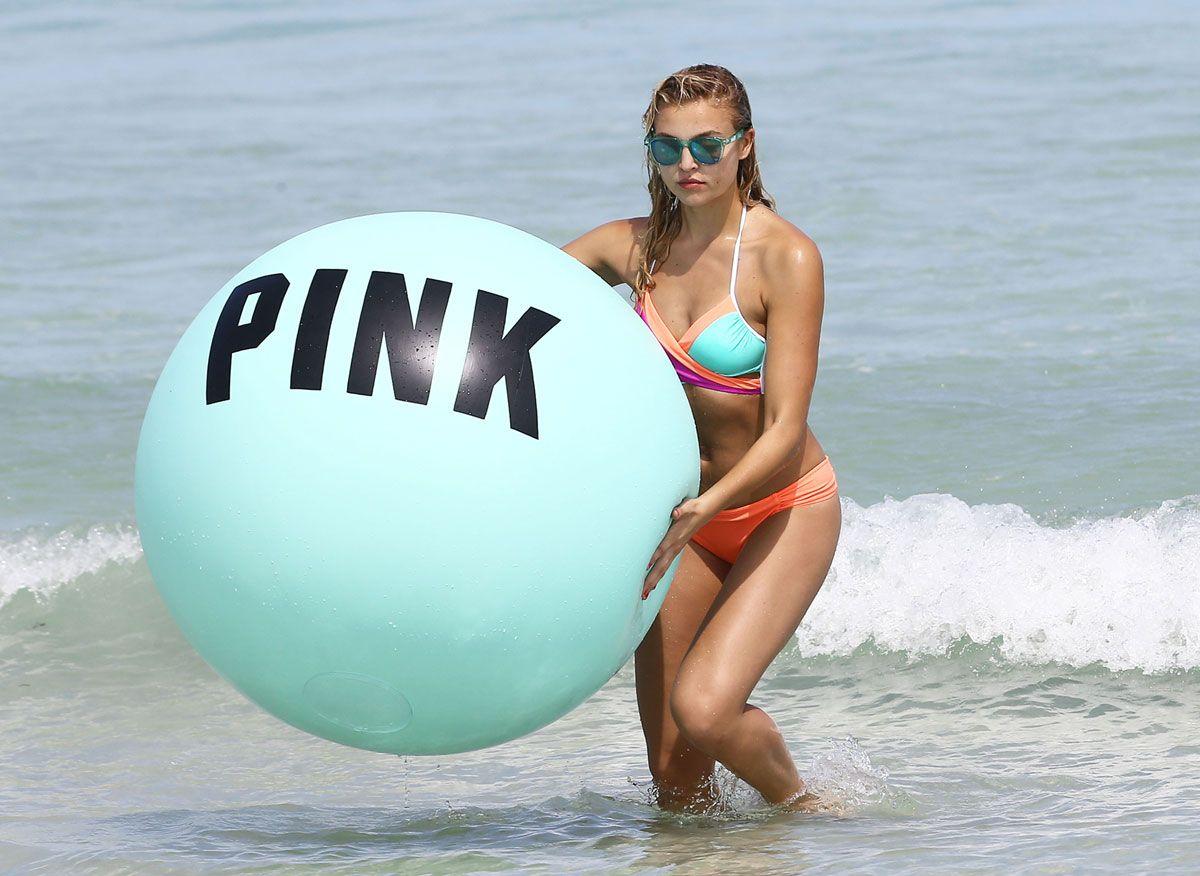 Los Ángeles de Victoria's Secret en Miami, Rachel Hilbert disfruta en la playa