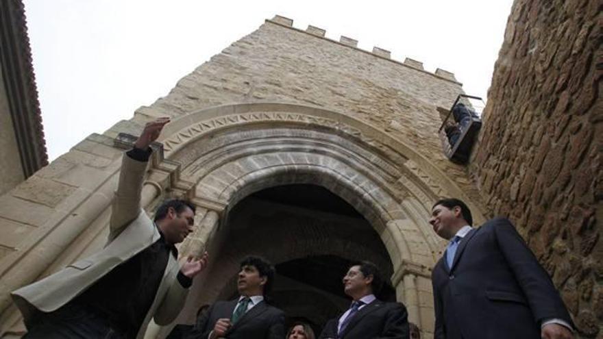 Las autoridades, durante su visita a la torre Rojano y al Porche de San Antonio.