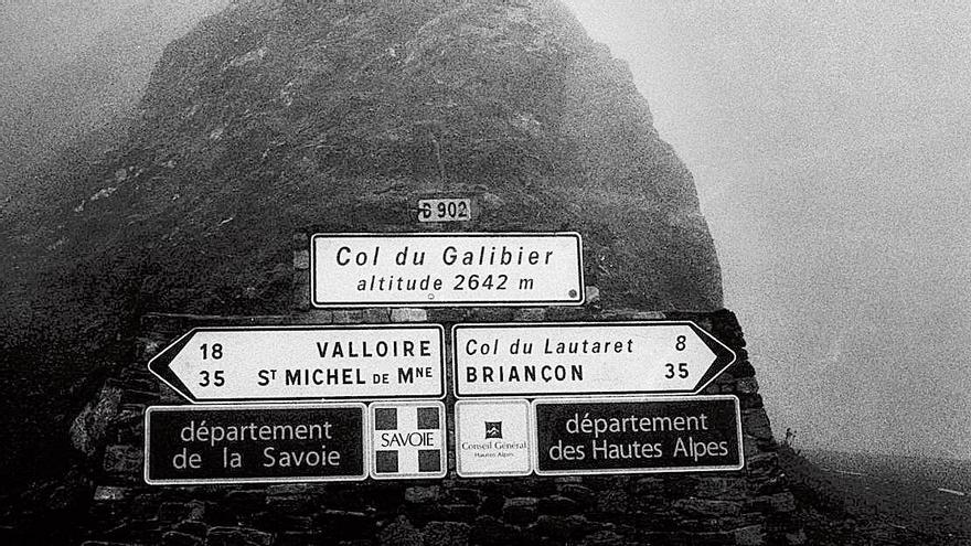 Col du Galibier. Desde Valloire quedan 18 kilómetros hasta la cima del Galibier, situada a 2.642 metros de altitud.