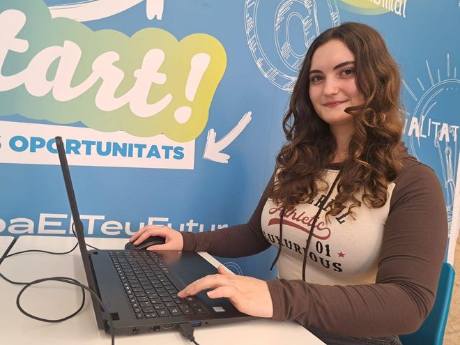 Jennifer Fernández al Centre de Noves Oportunitats de Palamós, on estudia 2n de Batxillerat.