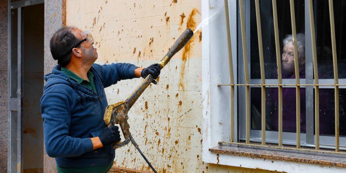 Voluntarios, vecinos y operarios conviven en el municipio.