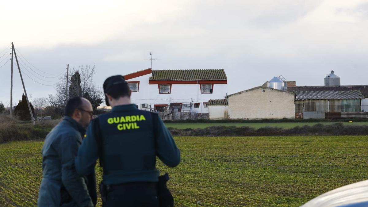 Agentes de la Guardia Civil analizando las informaciones que reciben durante el dispositivo.