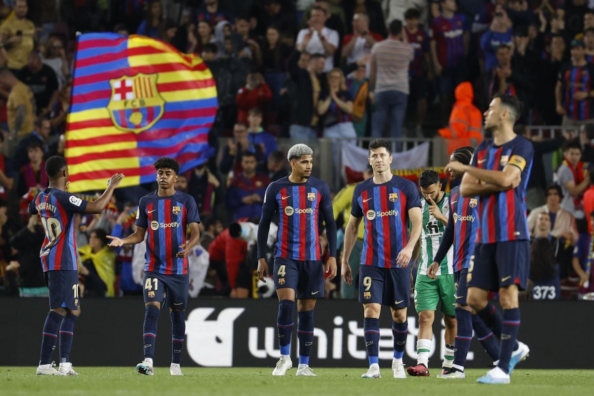 BARCELONA 29/04/2023.- El delantero del FC Barcelona, Lamine Yamal (2i), debuta con el primer equipo en el encuentro correspondiente a la jornada 32 de LaLiga Santander que enfrenta este sábado al FC Barcelona y al Real Betis en el Spotify Camp Nou de la Ciudad Condal. EFE/ Toni Albir