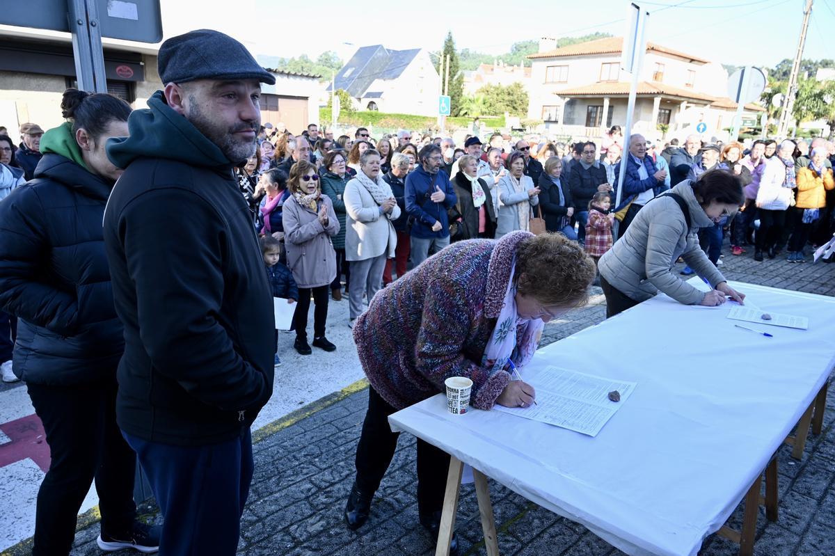 Dos ciudadanas firman la iniciativa legislativa popular.