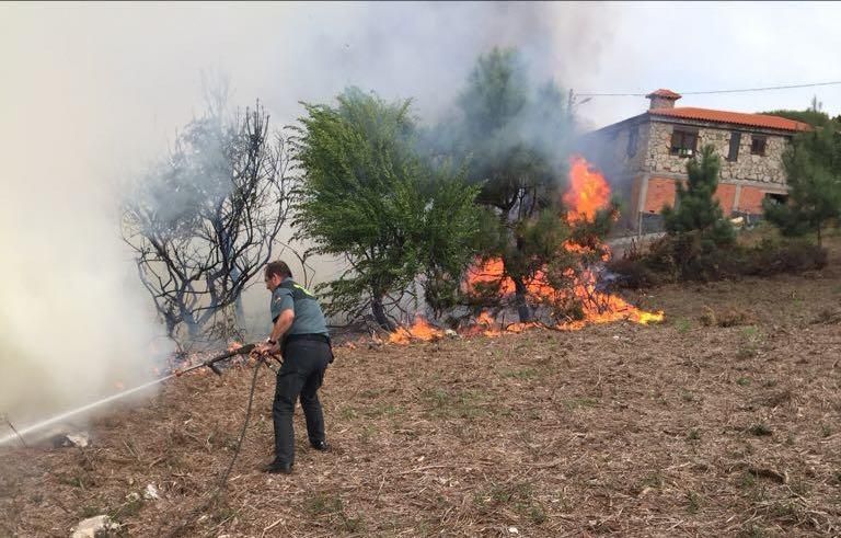 La Guardia Civil, actúa ante un incendio en Oia