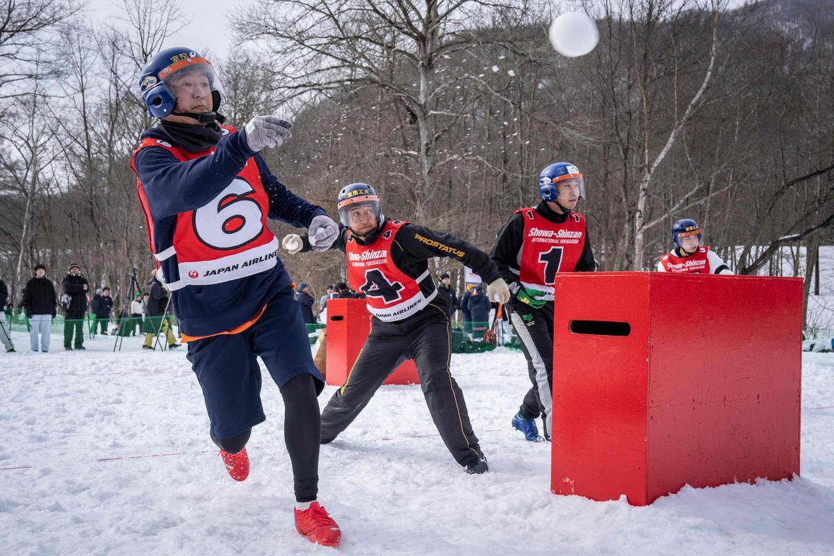 Los jugadores lanzan bolas de nieve durante la competición internacional de yukigassen